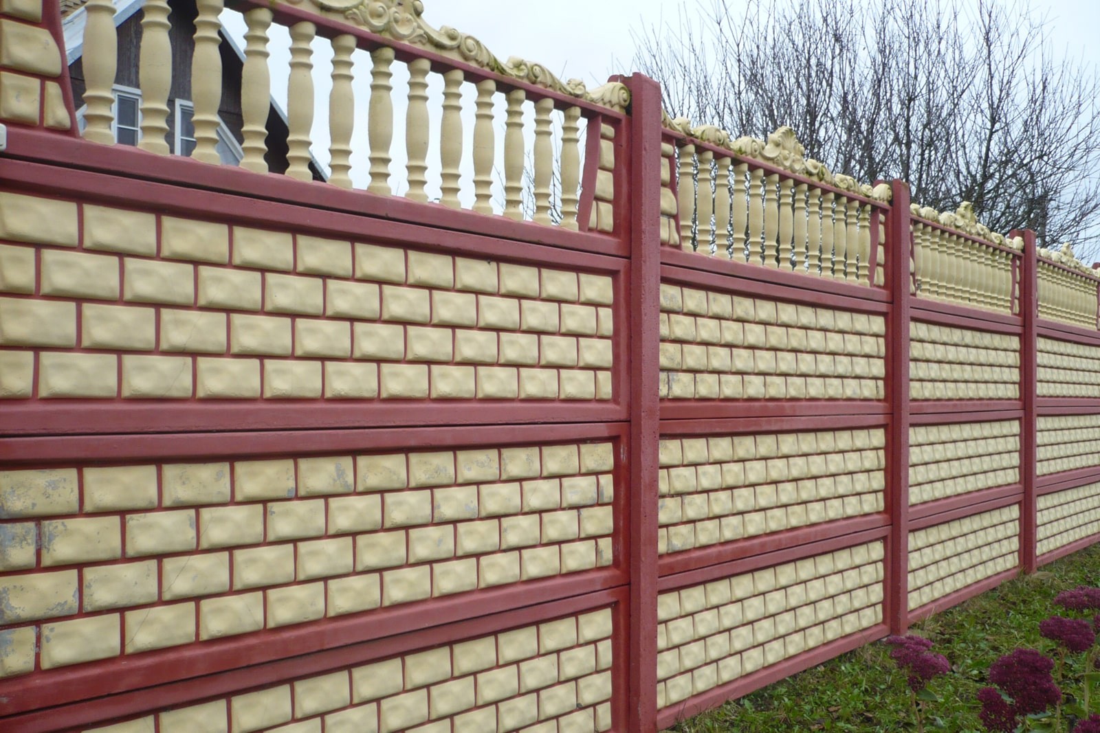Бетонный забор под кирпич с декоративными балясинами