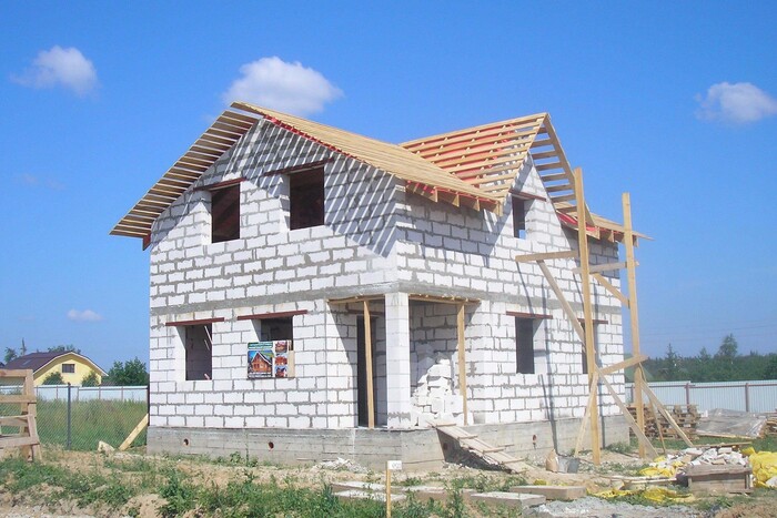 Строительство домов из пеноблоков: что почем и как сэкономить на работах