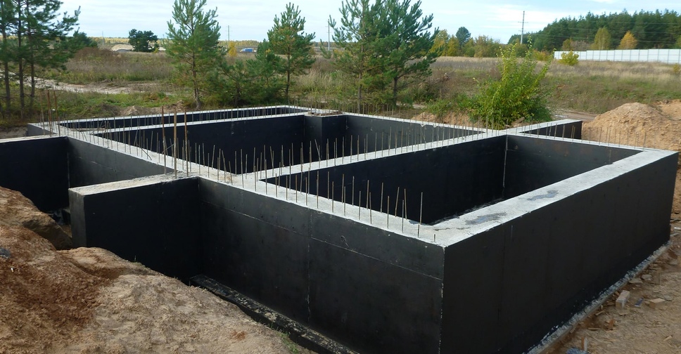Для строительства дома можно использовать один из двух типов фундамента бетонный или фундамент из