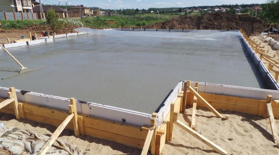 Заливка бетоном плитного фундамента и выравнивание плоскости