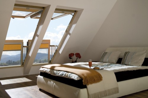 Оригинальный балкон на мансарде