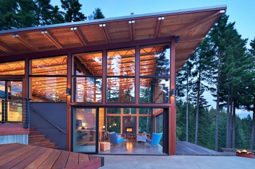 Загородный дом с фасадным остеклением