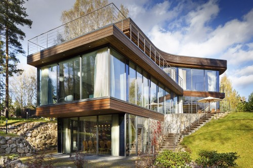Современный загородный дом со стеклянным фасадом