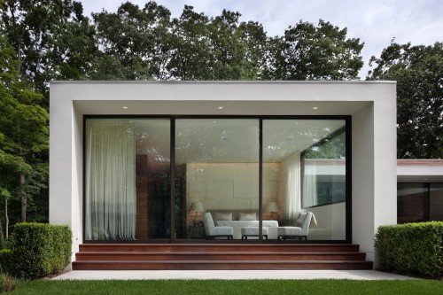 Дом в стиле хай-тек с панорамным остеклением