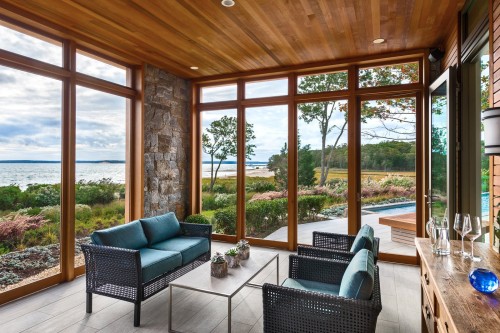 Веранда с витражными окнами