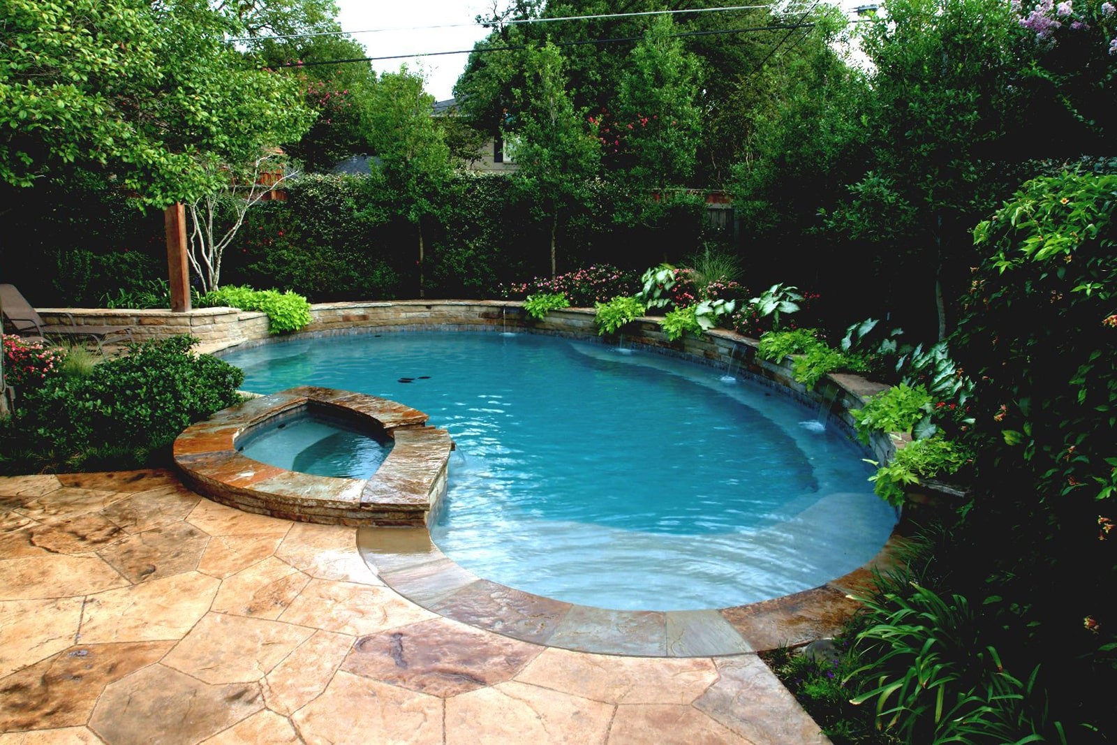 Бассейн в загородном доме