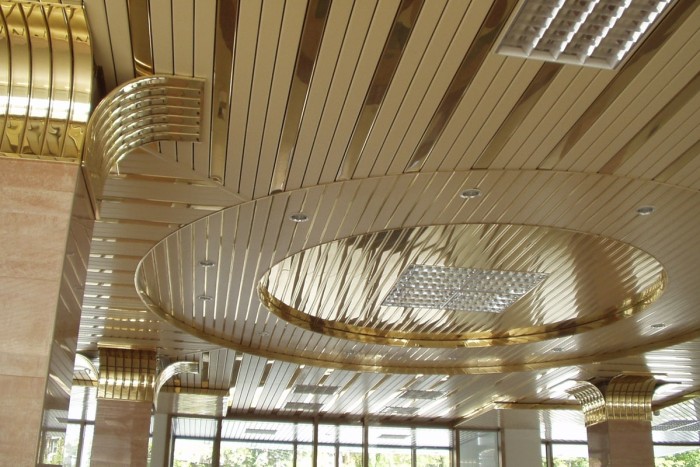 Реечный металлический потолок