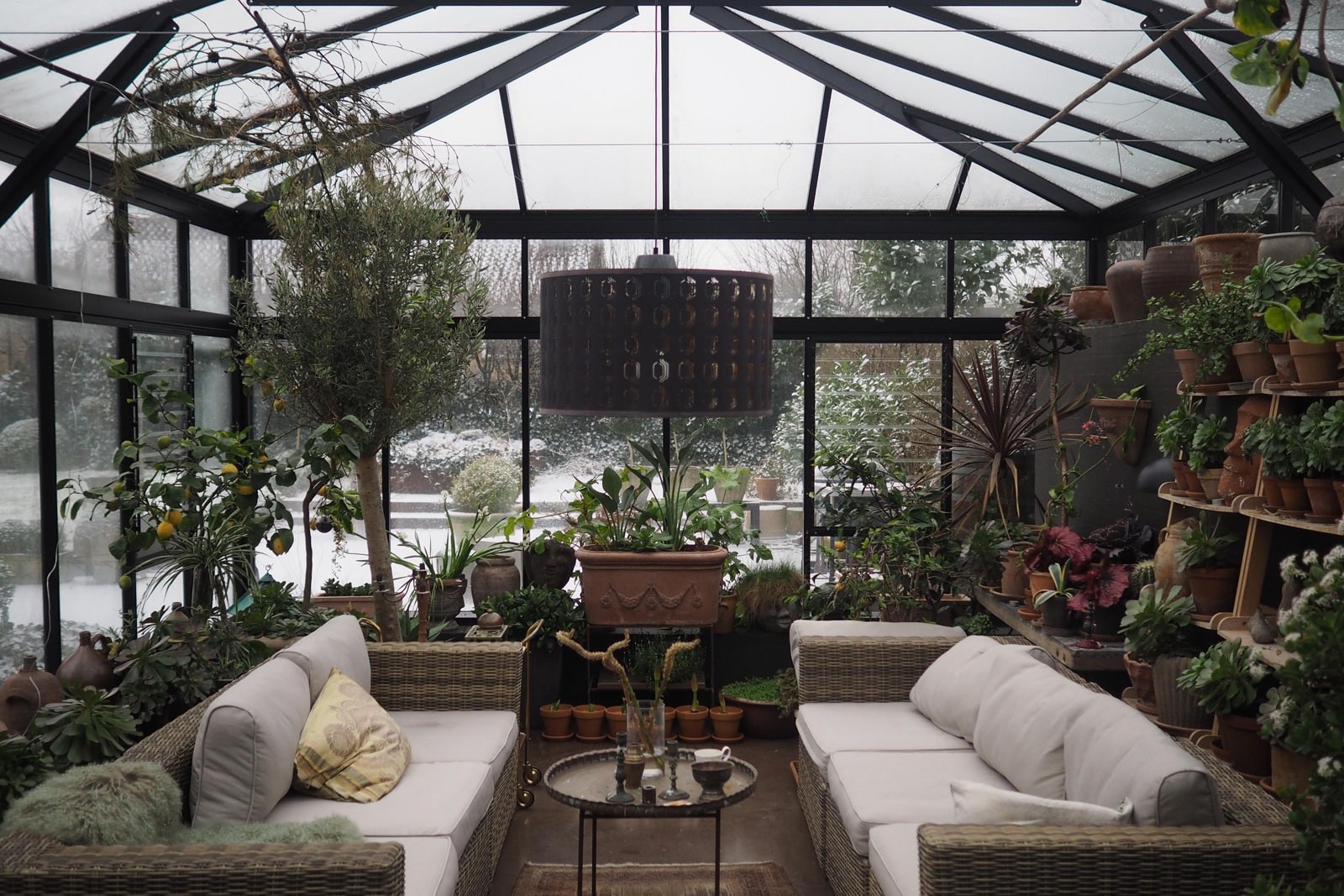 Зимний сад с видом на озеро