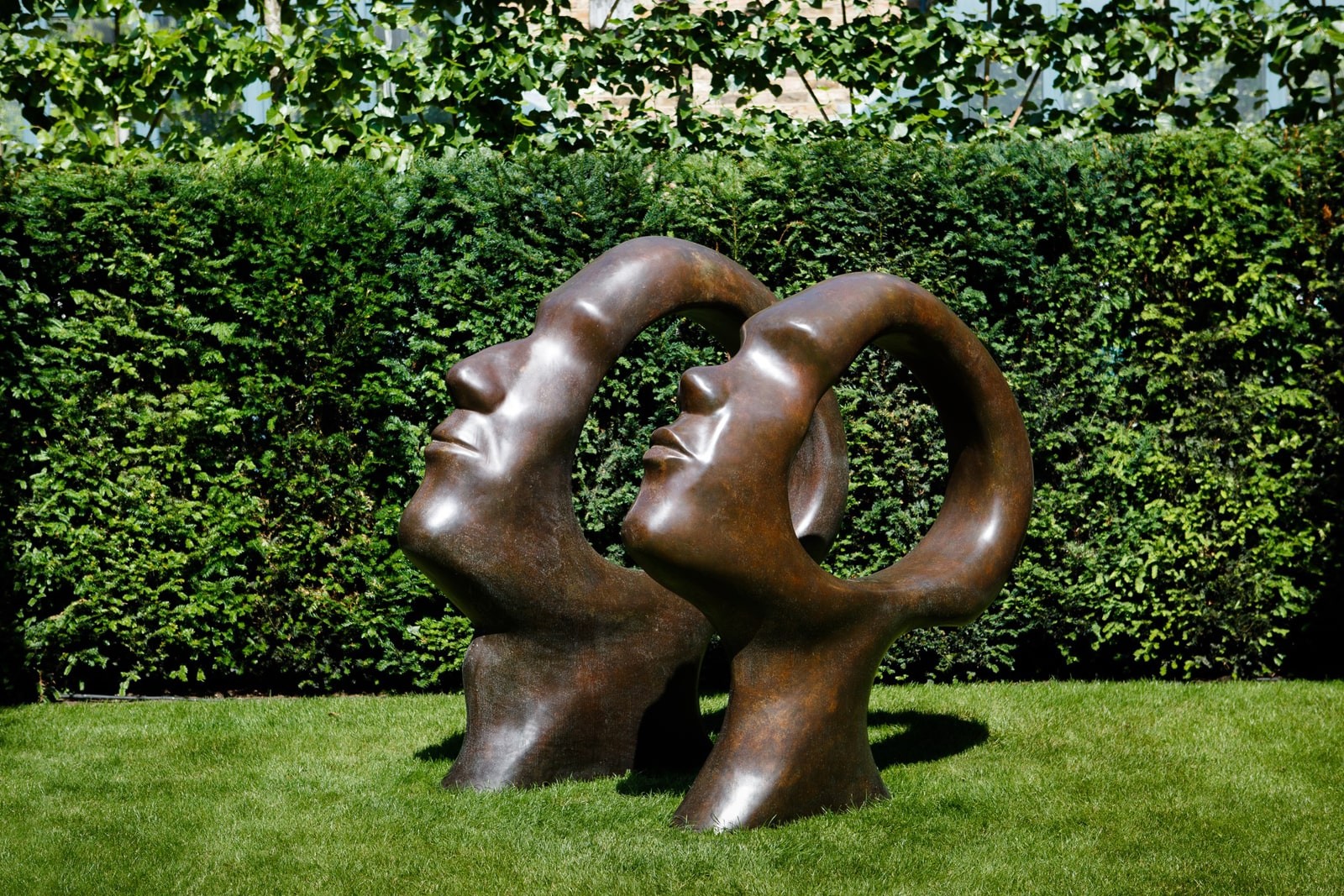 Скульптура для сада в стиле модерн