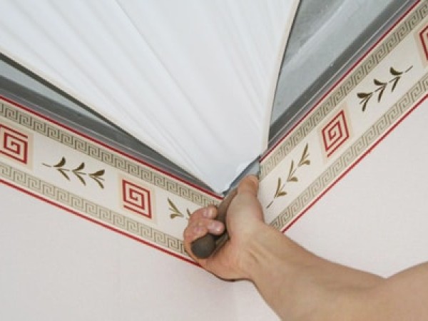 Монтаж натяжного потолка в коридоре