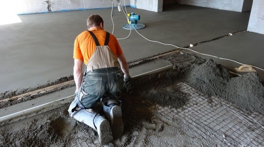 Устройство бетонной стяжки пола в Самаре полусухая по сетке с армированием