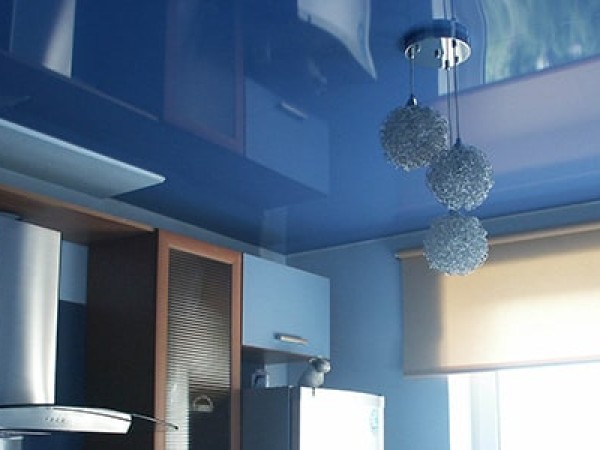 Синий глянцевый потолок