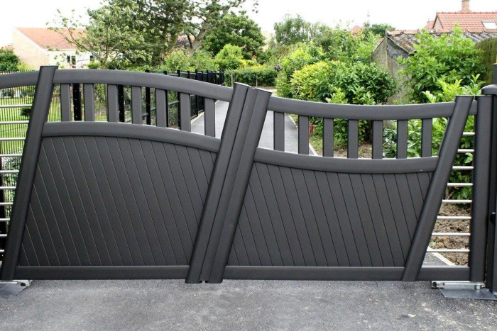 Современные ворота на въезде на территорию