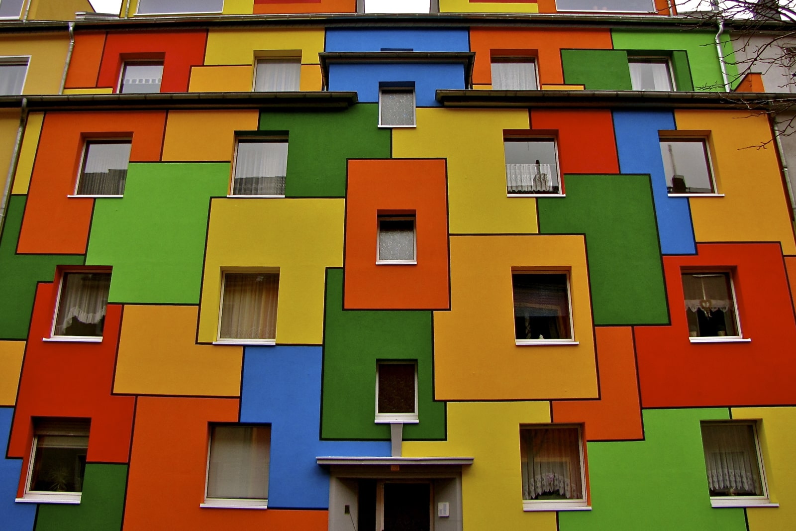Покраска фасадов зданий в СПб «под ключ»
