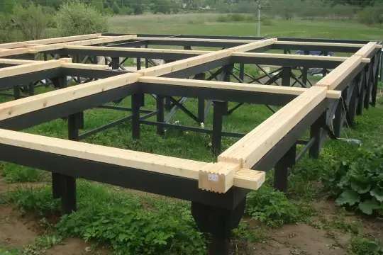 Свайный фундамент с деревянными лагами