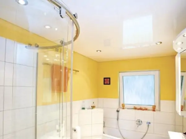 Глянцевый потолок в ванной