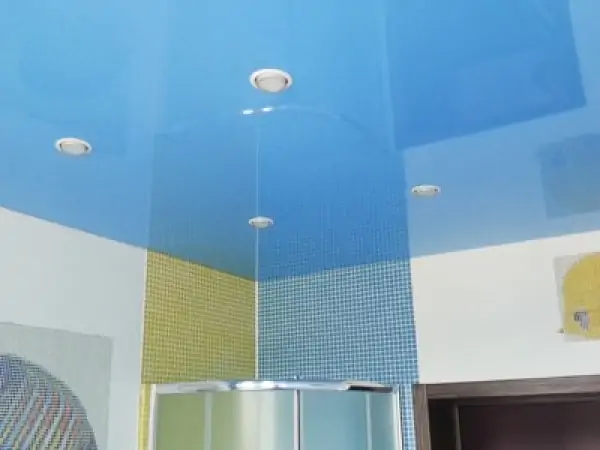 Натяжной потолок в ванной