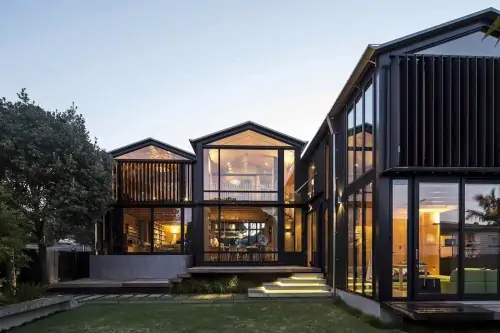 Современный дом из стекла и металла