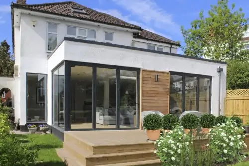 Терраса частного дома с большими окнами