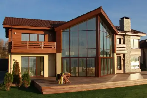 Загородный дом с большими окнами