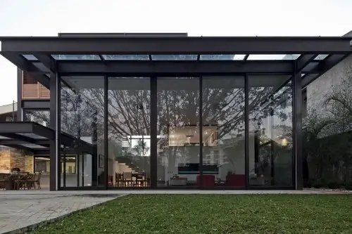 Частный дом со стеклянным фасадом