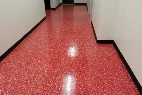 Эпоксидный наливной пол с чипсами
