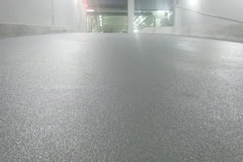 Кварцнаполненное полимерное покрытие на заводе.