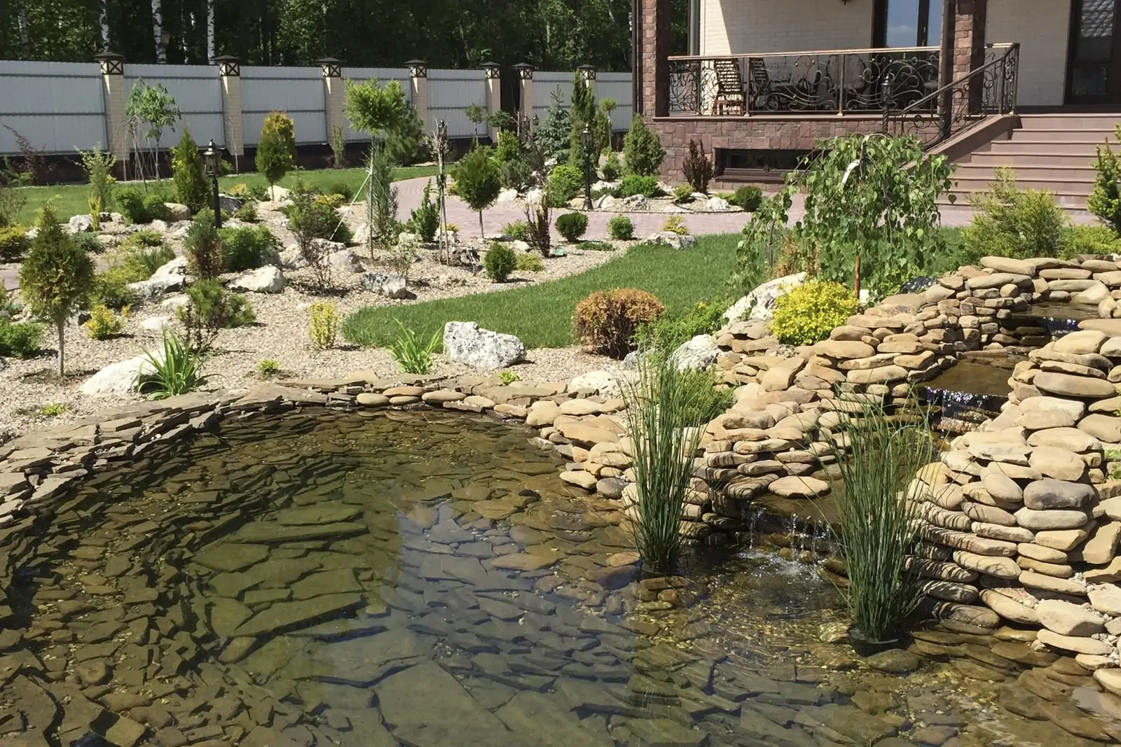 Альпинарий с небольшим каскадным водопадом