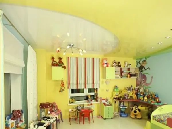 Глянцевый потолок в детской