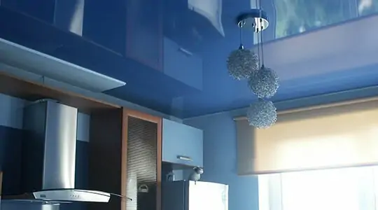 Синий глянцевый потолок